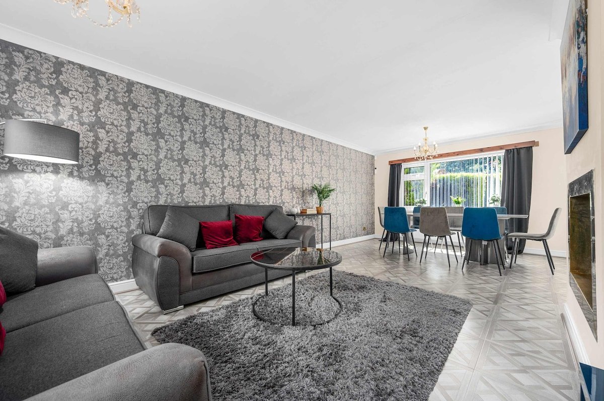 Lovely Greater MCR Family Home by City SuperHost gallery image 5