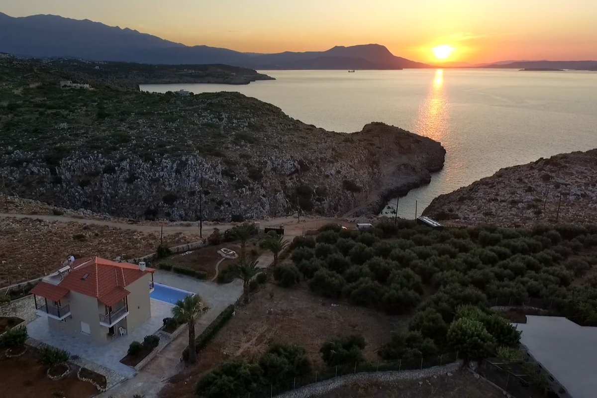 100mt to the Beach * Stunning Sunset* Full Privacy