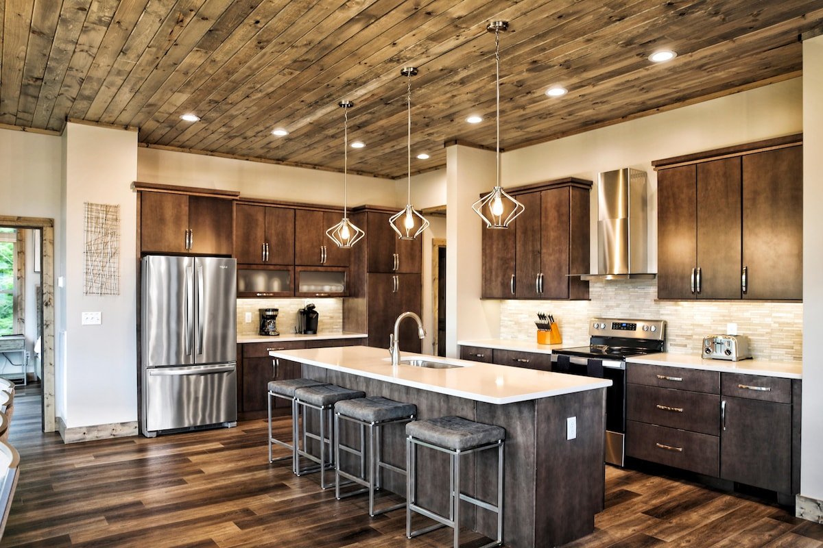 Modern Downtown Cabin! 6 Master Suites & Nursery! gallery image 4