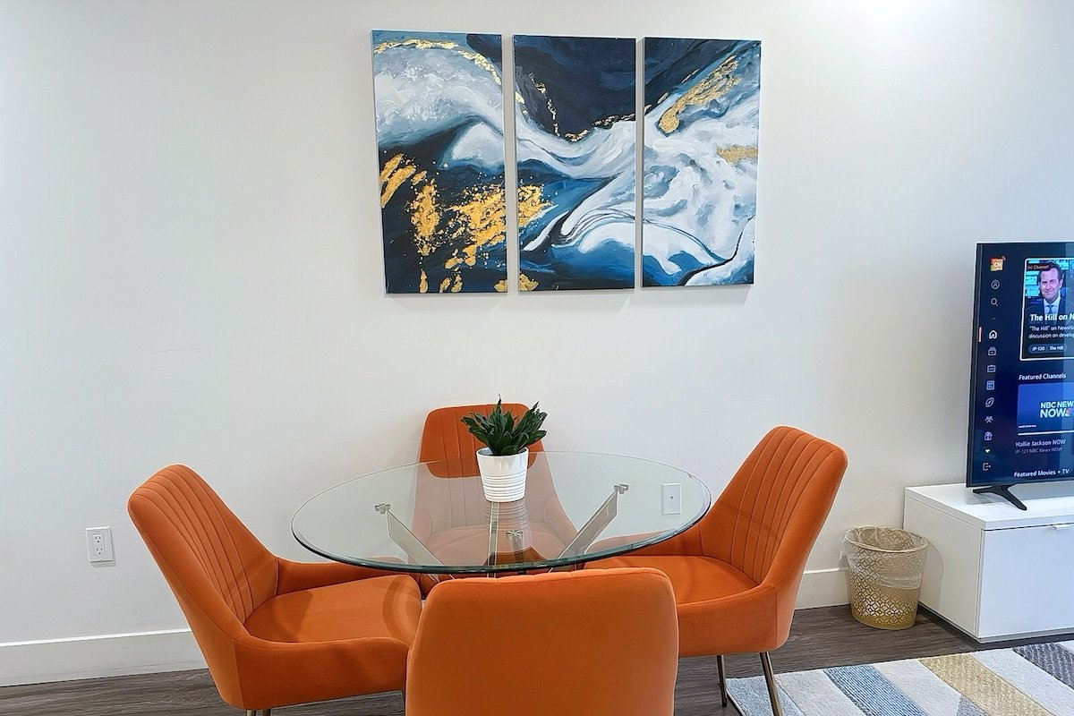 👑 2 KING BED SUITE 🌊 WALK to BEACH,PIER, PROMENADE gallery image 5