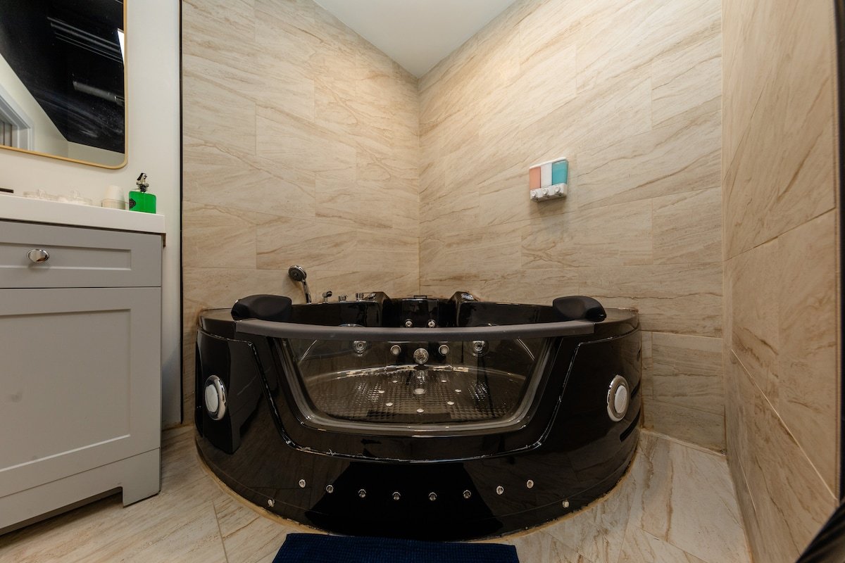 Spacious Luxury 6BR Suite w/ Jacuzzi & Pool Table gallery image 4