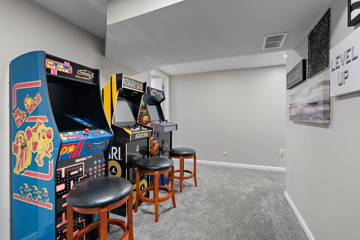 Ultimate Retreat Hot Tub, Games & MOA Minutes Away gallery image 5