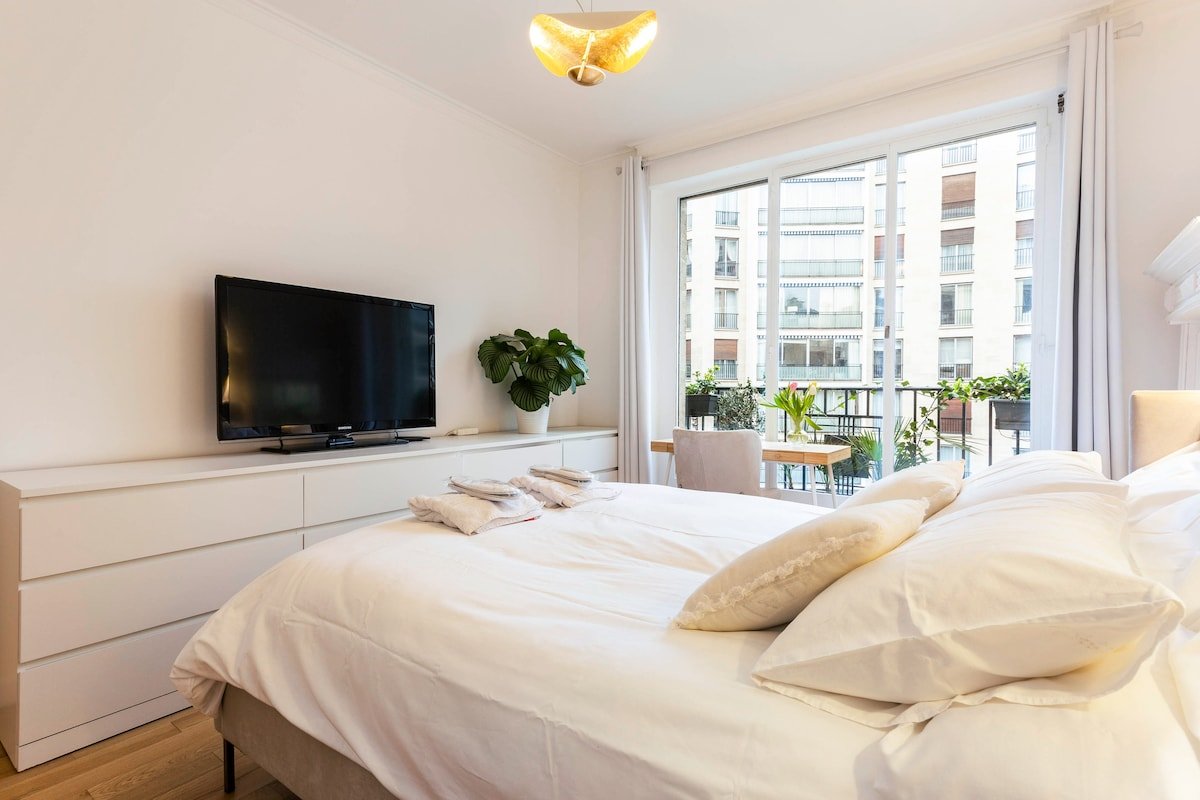 Elegant prime 3-bed apt with AC near Champs-Elysee gallery image 3