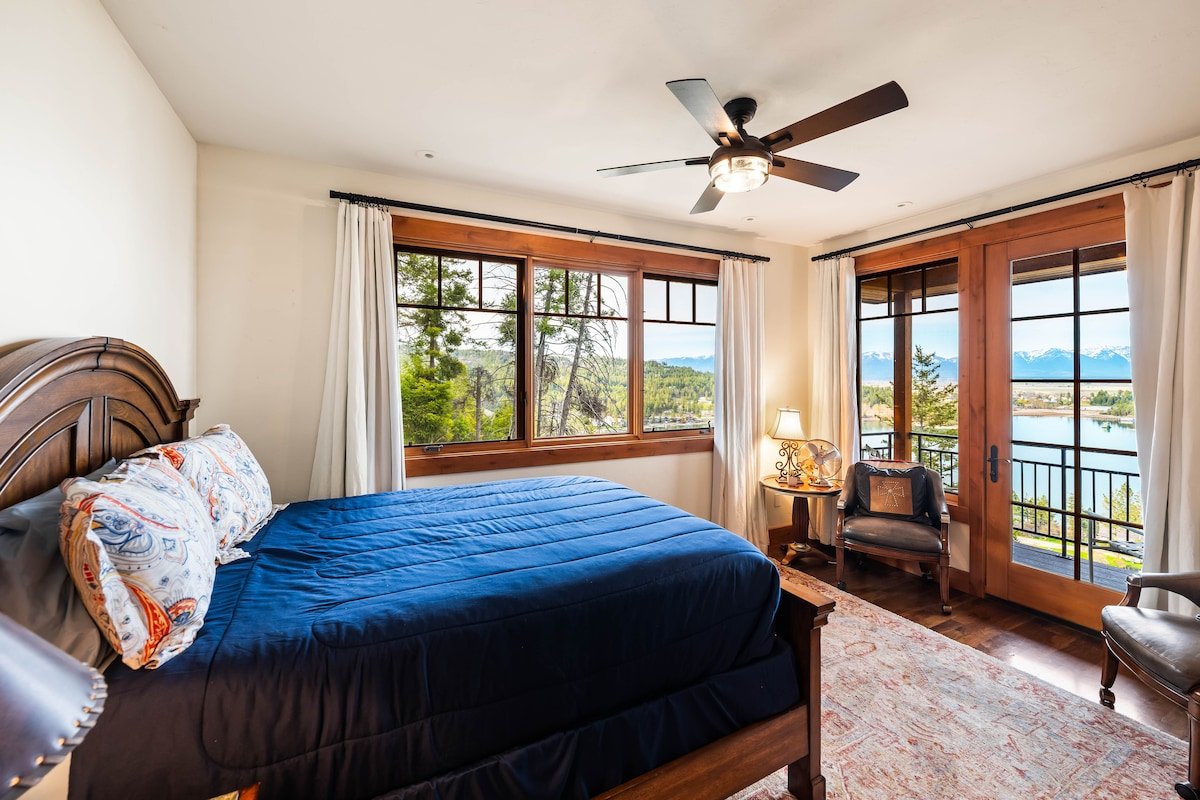 Stunning 3-BR Lakeview Home on Craggy Cliff gallery image 4