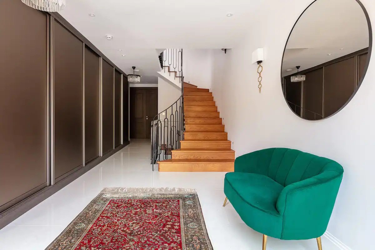 4-bed mansion in Highgate with Pool gallery image 3