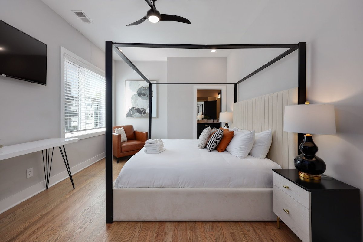 Two Townhomes | Rooftop Lounges + Skyline Views gallery image 5