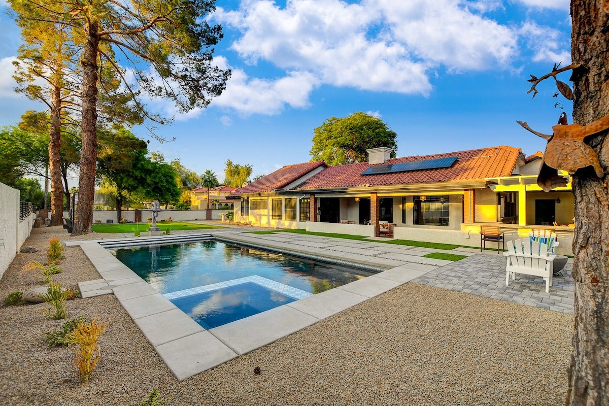 Vibrant Villa-6 miles from strip gallery image 3