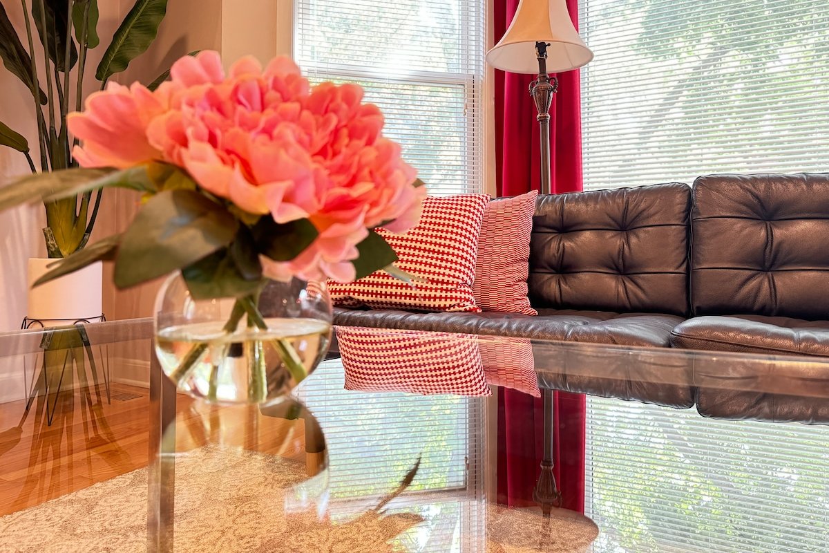 Spacious 3600 SQ Ft. Home next to Park & Transit gallery image 3