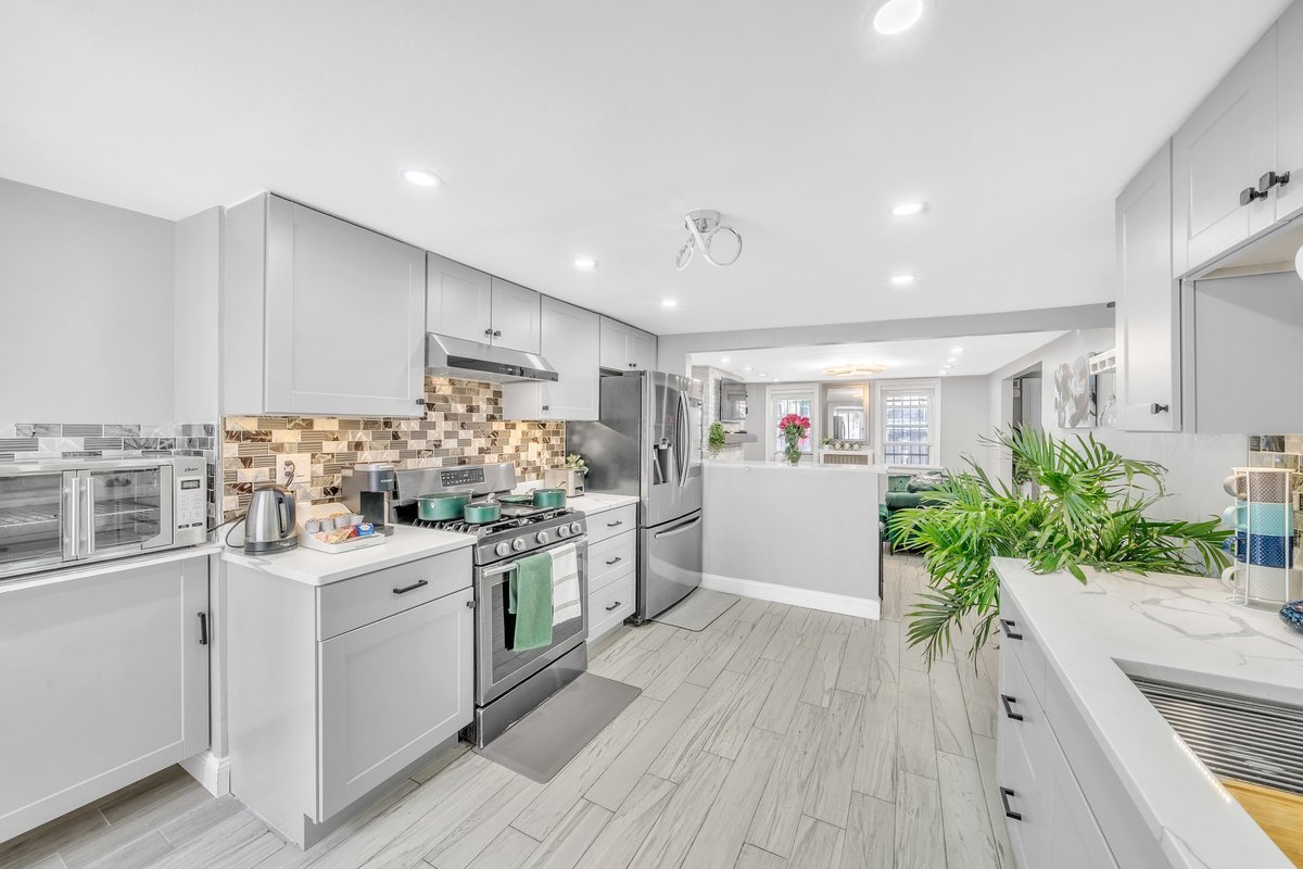 3 Bedroom Duplex w Large Backyard