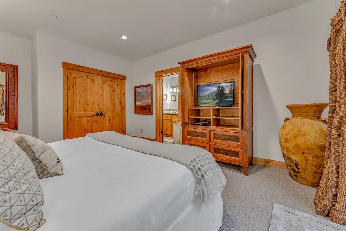 Northstar Ski-In/Ski-Out with Hot Tub & Views gallery image 5