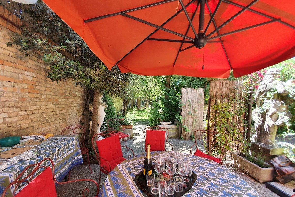 Canal Views and a Secret Garden in Giudecca gallery image 5