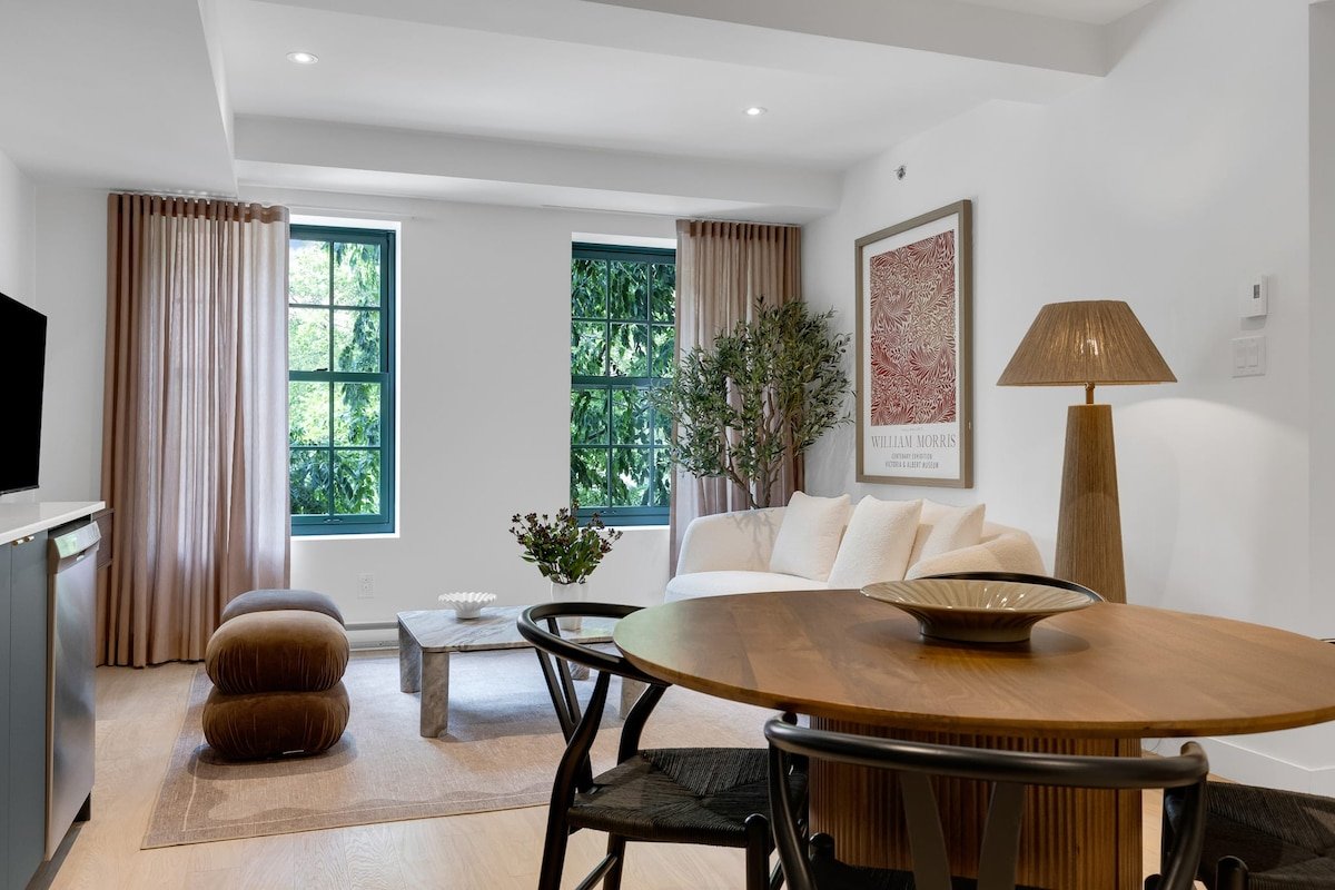 Mercer- 2 Bedrooms 2 Bathrooms+ Free parking gallery image 2