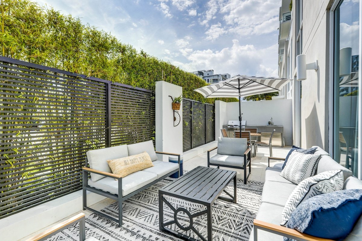 Stunning 2 bedroom townhouse – STEPS to the beach! gallery image 2