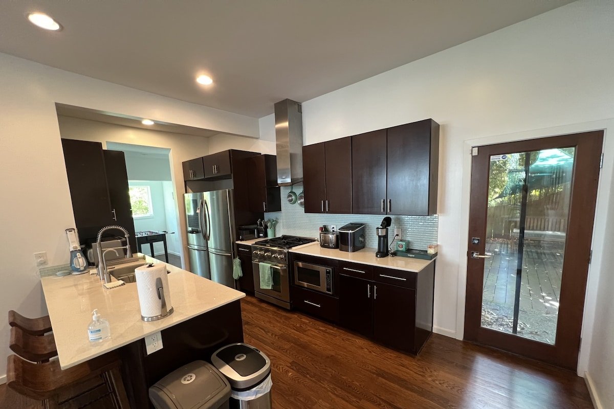 Lake and Rainier views, tons of space and games gallery image 5