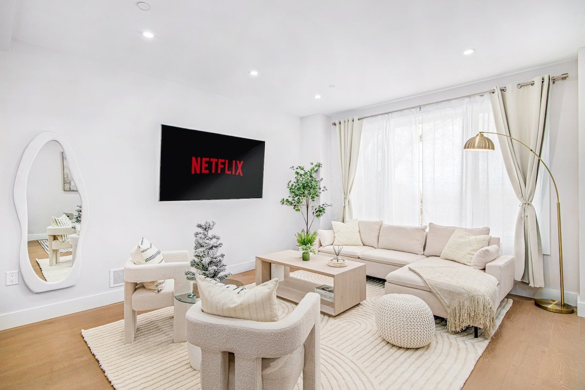 Spacious Home | 2-Car Garage |Yard |20 Min to NYC! gallery image 5