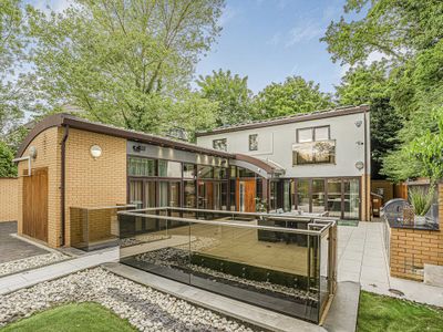 Winter Forest Retreat – Luxury Home in Chigwell