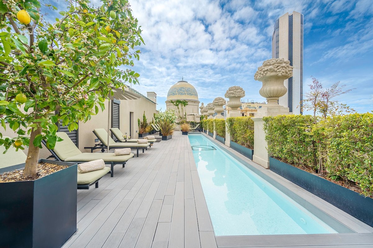 Luxury 4-bedroom 3-bathroom, rooftop pool gallery image 2
