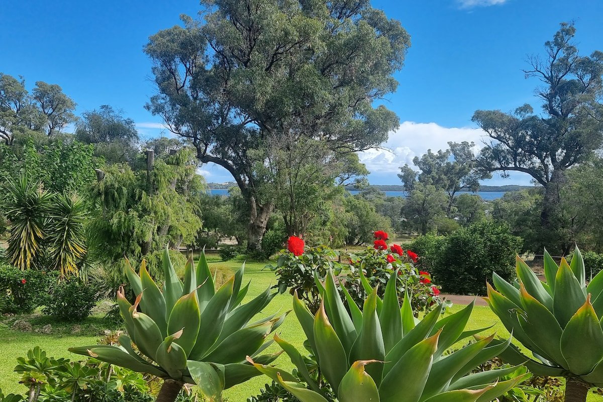 Estuary water views 4bedroom home with pool gallery image 2