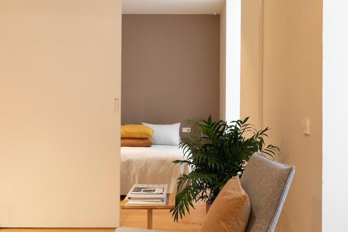 Spacious 2 bed suite with courtyard in city-centre gallery image 4