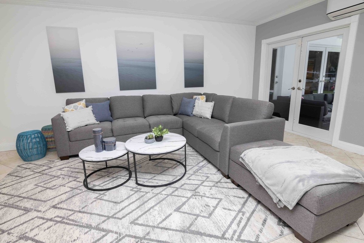 FENDI WATER-FRONT 6 BR & 4BA Luxurious & HEAT POOL gallery image 5