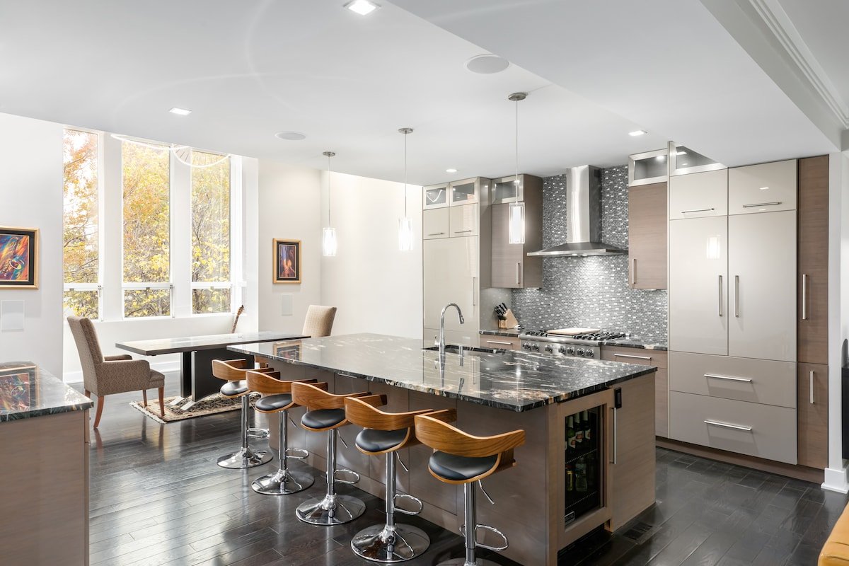 Upscale 3 Bedroom Modern Georgetown Home gallery image 2