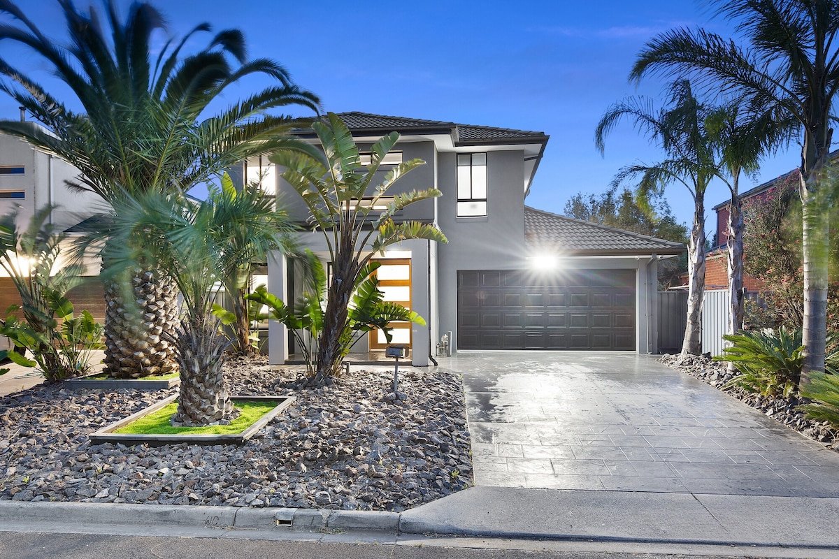 Luxurious Property Centrally Located! gallery image 2