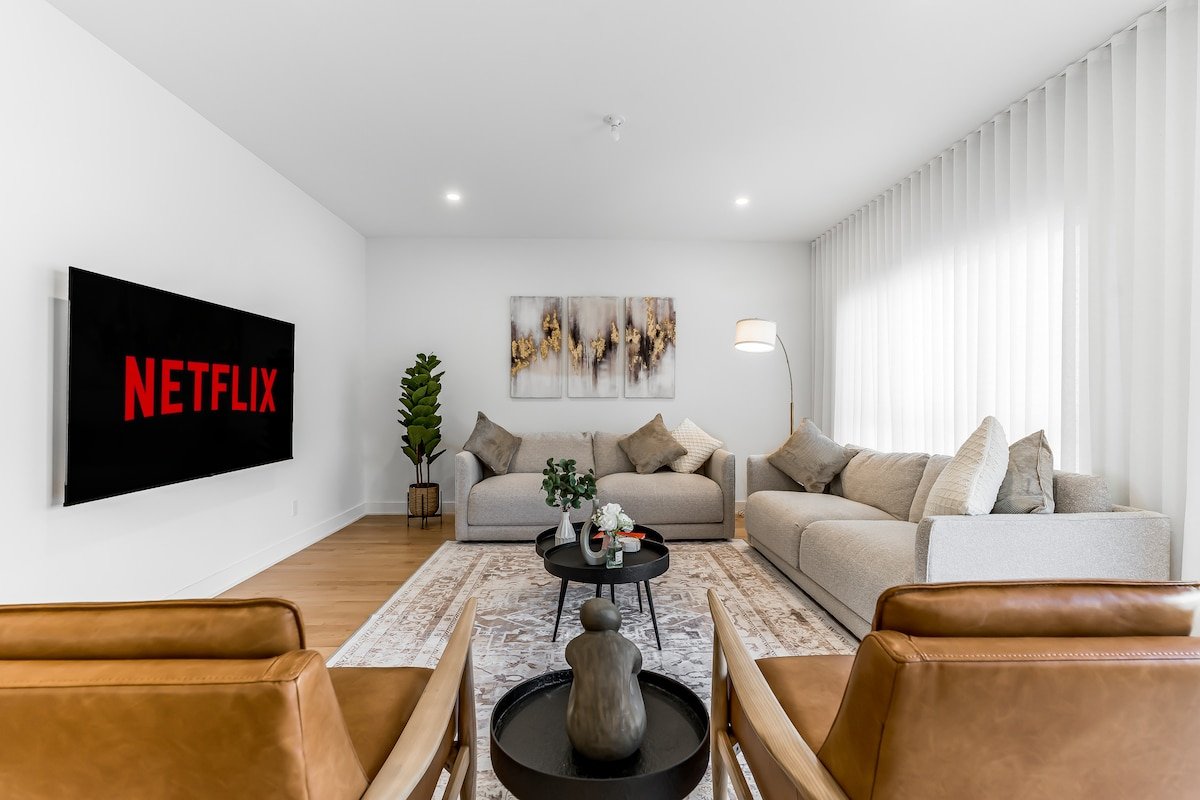 Spacious 6 Bedrooms Luxury Home gallery image 2