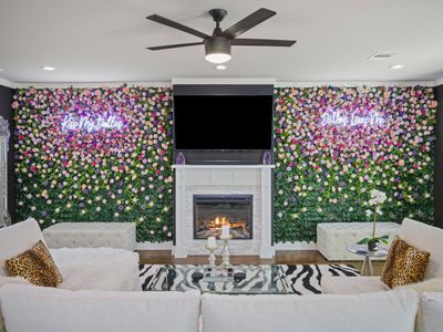 Queen’s Landing – Luxe New “Glam” Home in Dallas!