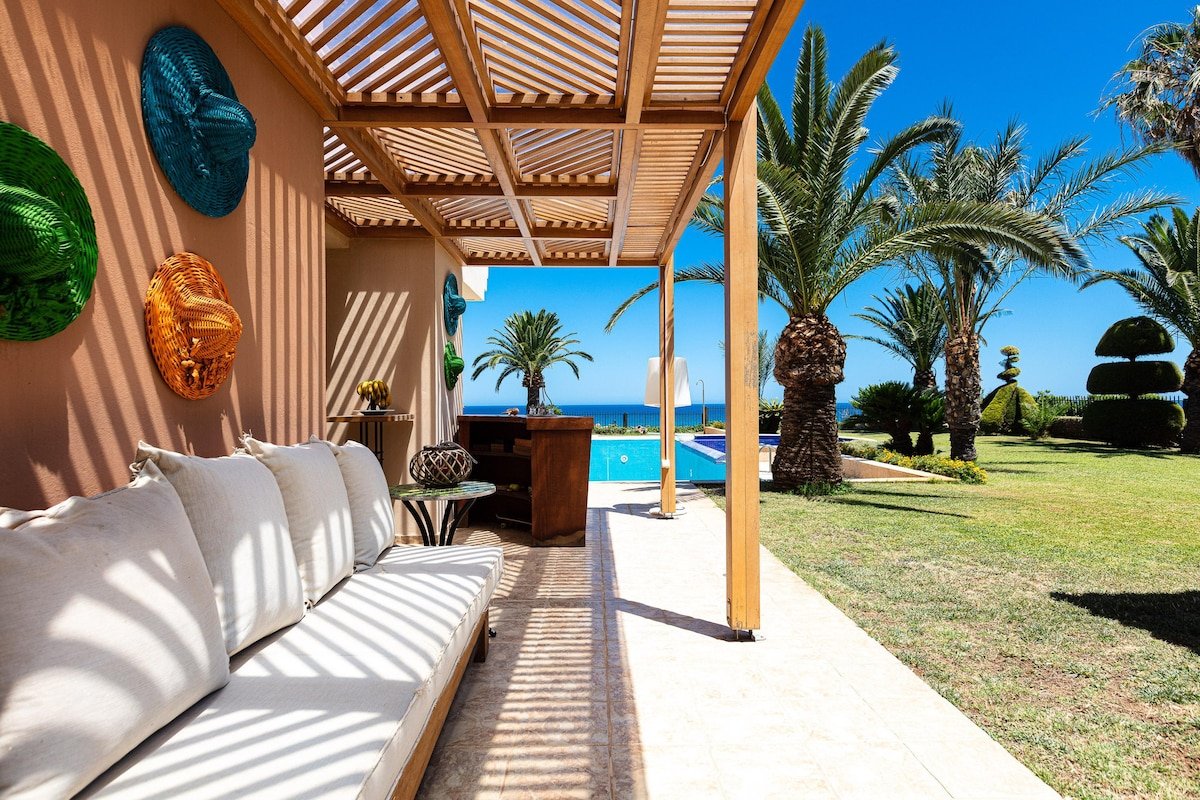 Grand Private Retreat Amid Palm Trees by etouri gallery image 4