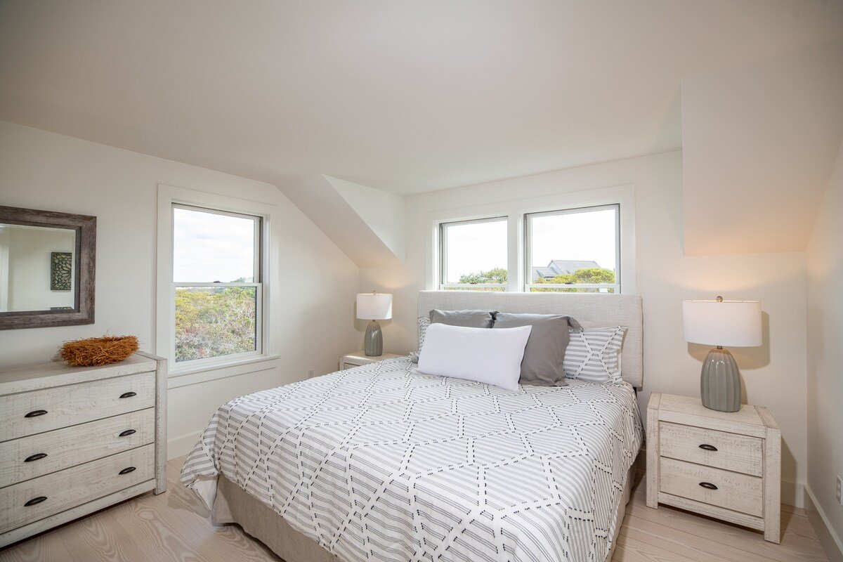 4 bed 3.5 bath, heated pool & spa, ocean views gallery image 2