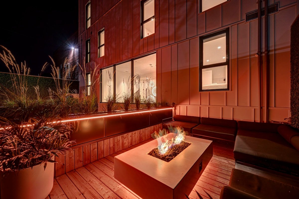 CLUBHAUS VIP Suite, Private Hot Tub, Sleep 16 gallery image 4