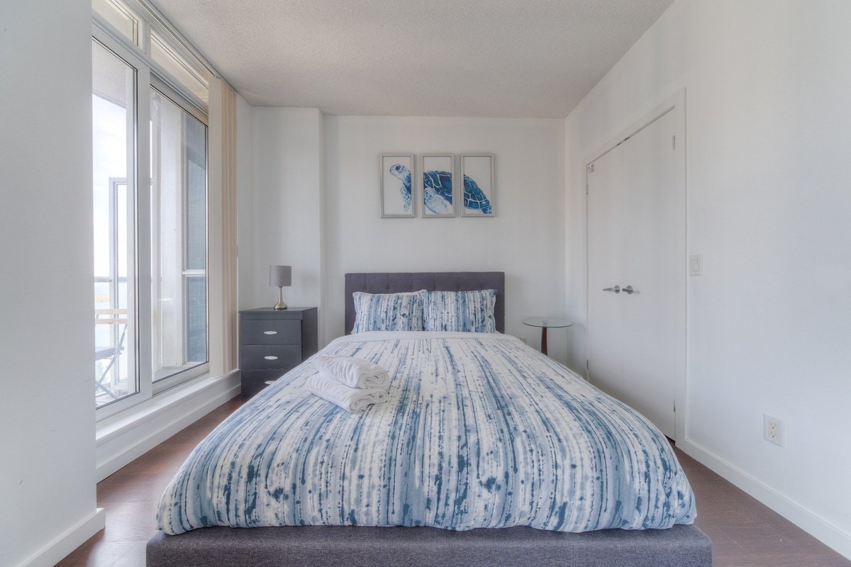 Harbourfront – Lakeview, 3 Bedrooms + Free Parking gallery image 3