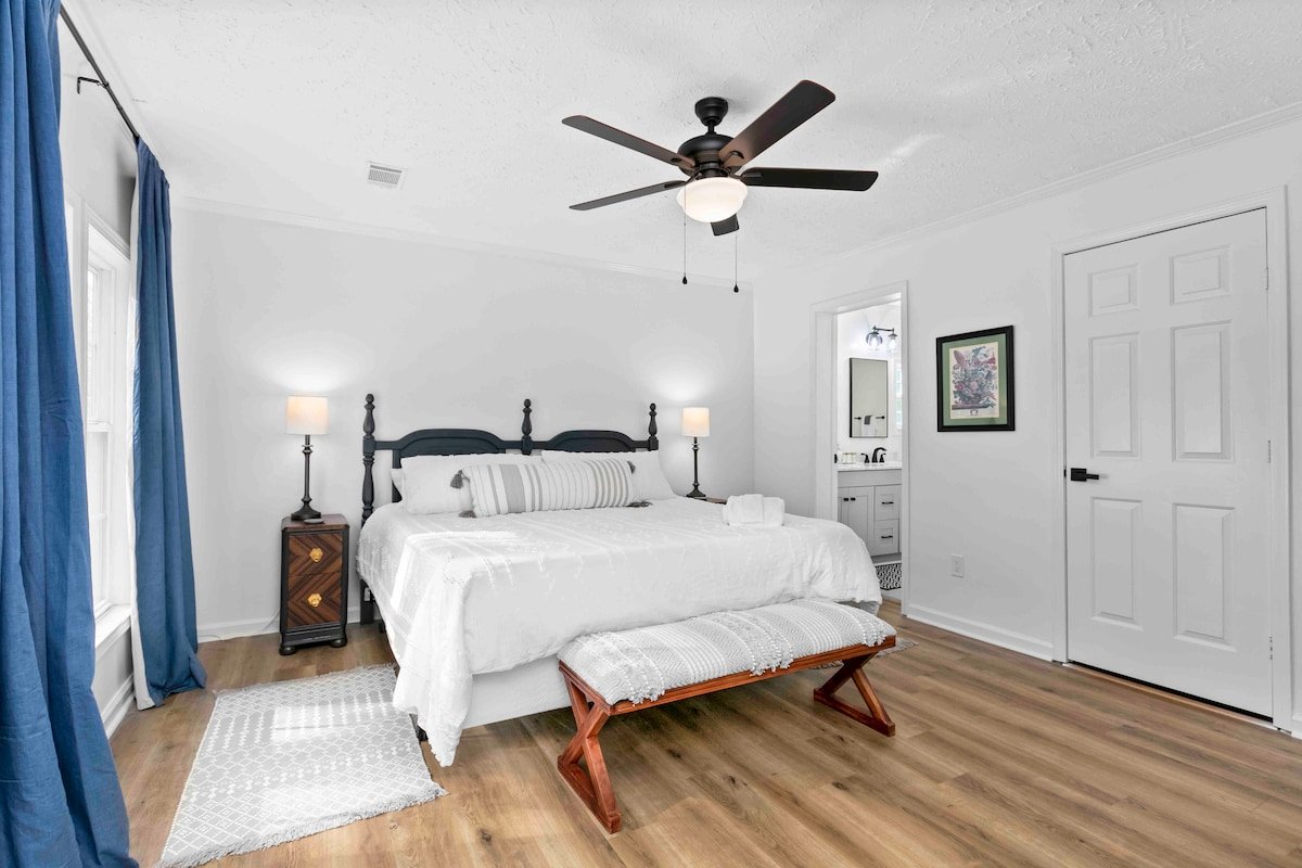 The Retreat House~Large groups, pets, hot tub gallery image 5