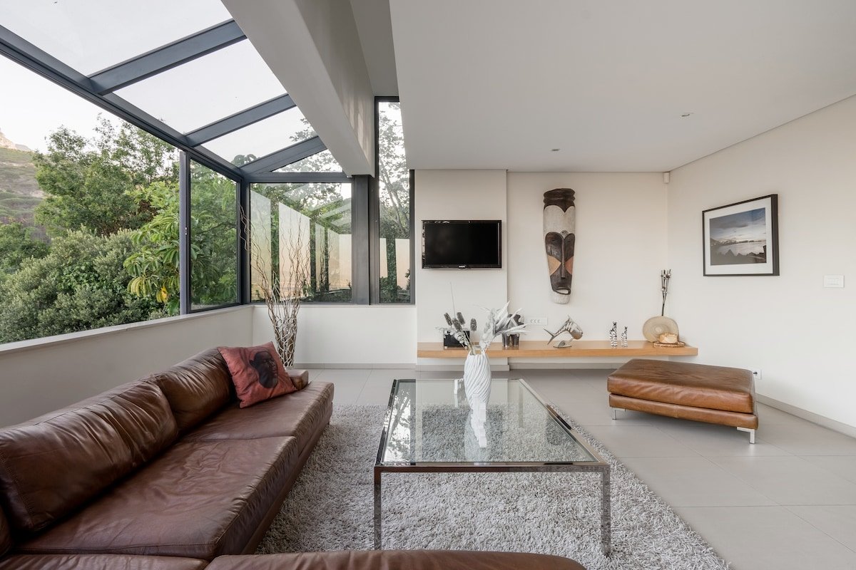 Sleek Apartment with Captivating Mountain Views gallery image 5