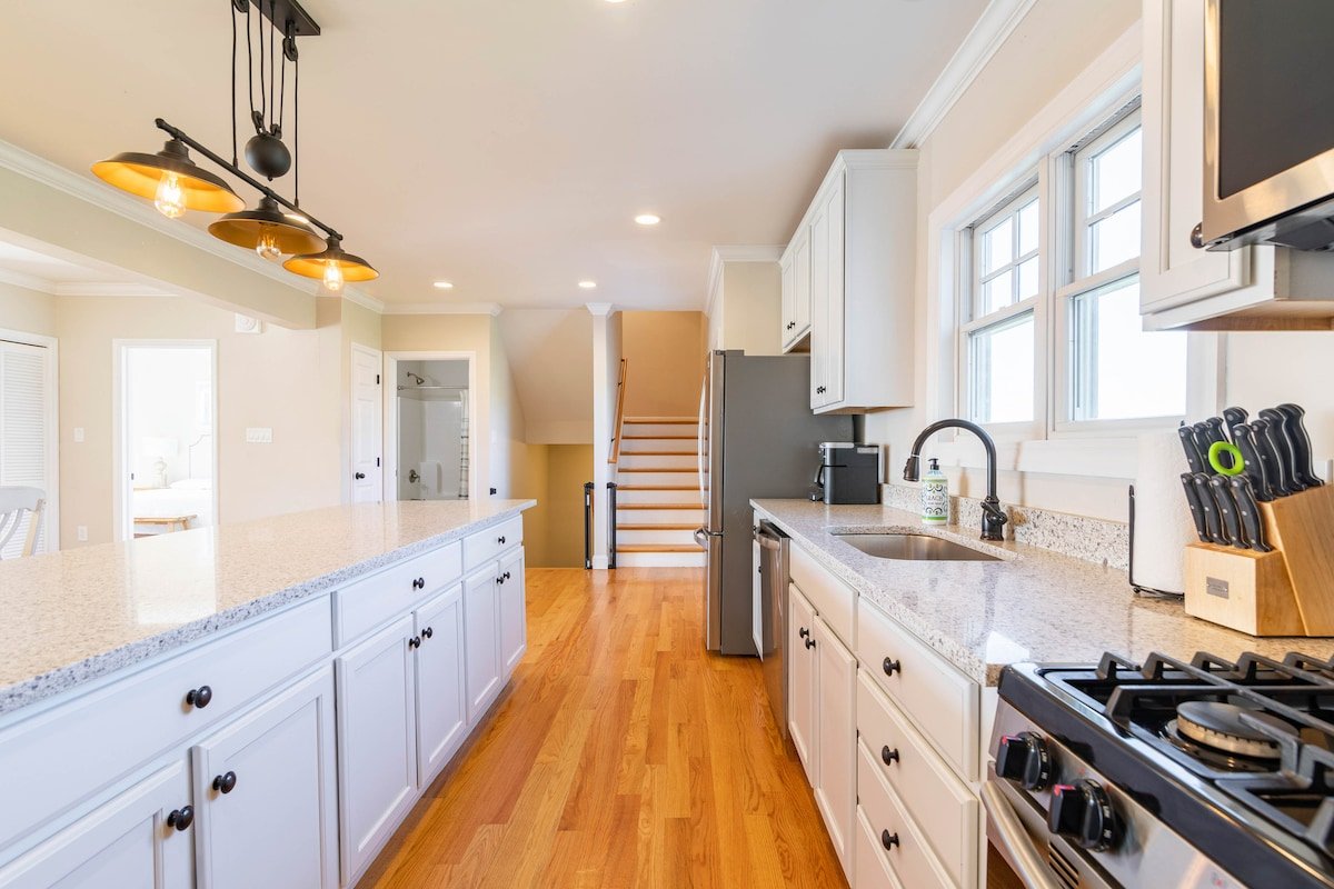 5BR/5BA Beachside Newport Home Steps to Beach! gallery image 4