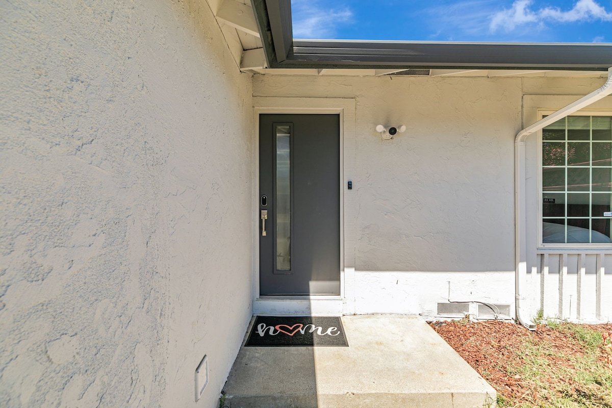 SJ Luxe 4BR Home | Sleeps 10 gallery image 5