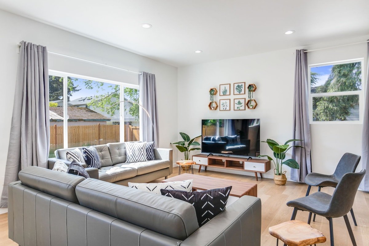 5B4BA SFH close to Airport w/EV charger, Backyard gallery image 2