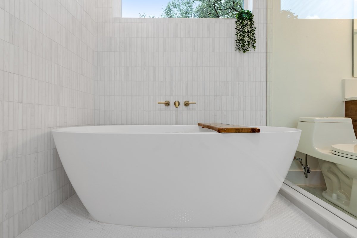 Best Location! 6 beds! Patio+Fire Pit+Game Room gallery image 3