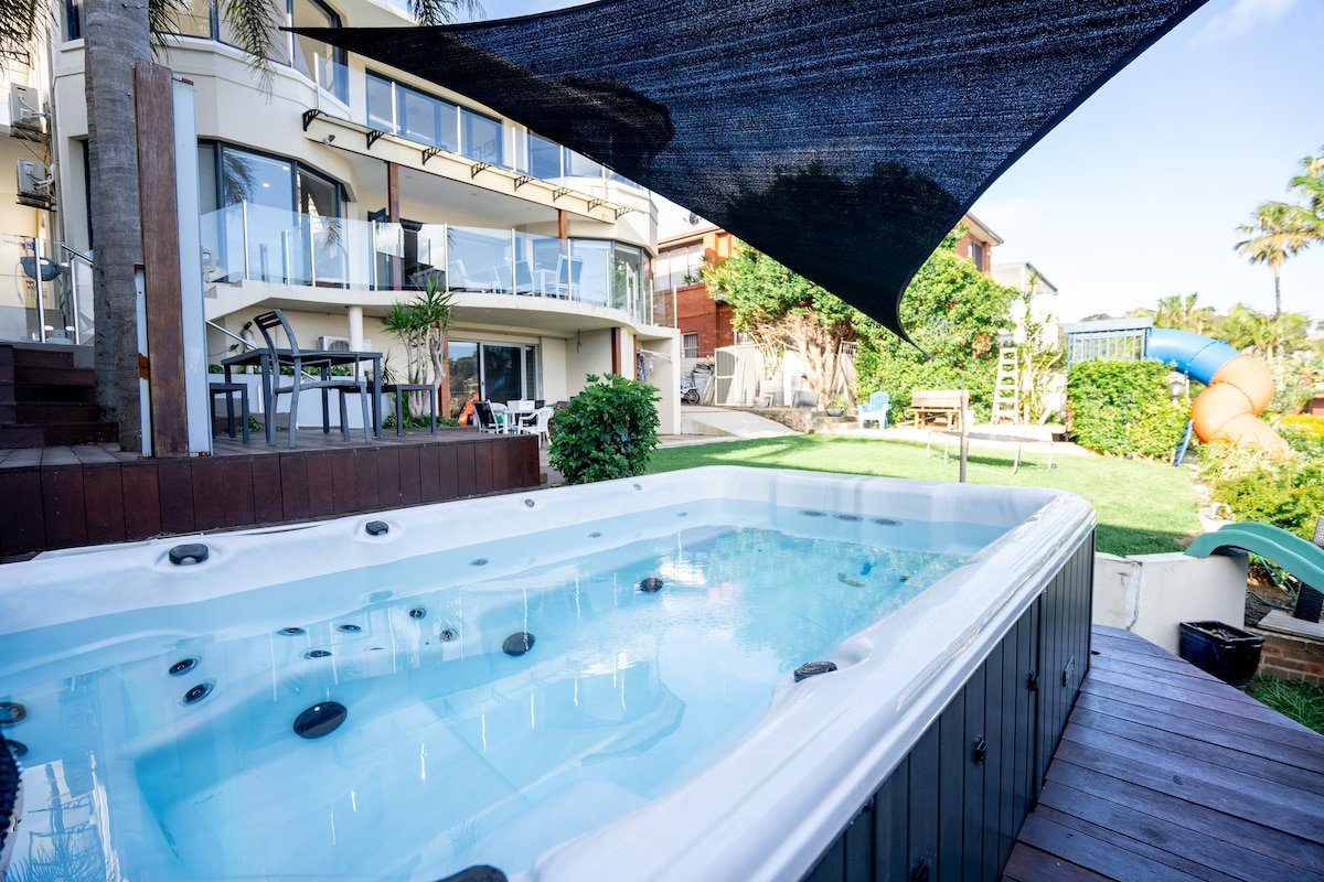 Waterfront 7x Bedroom Apartment w/Jacuzzi gallery image 3