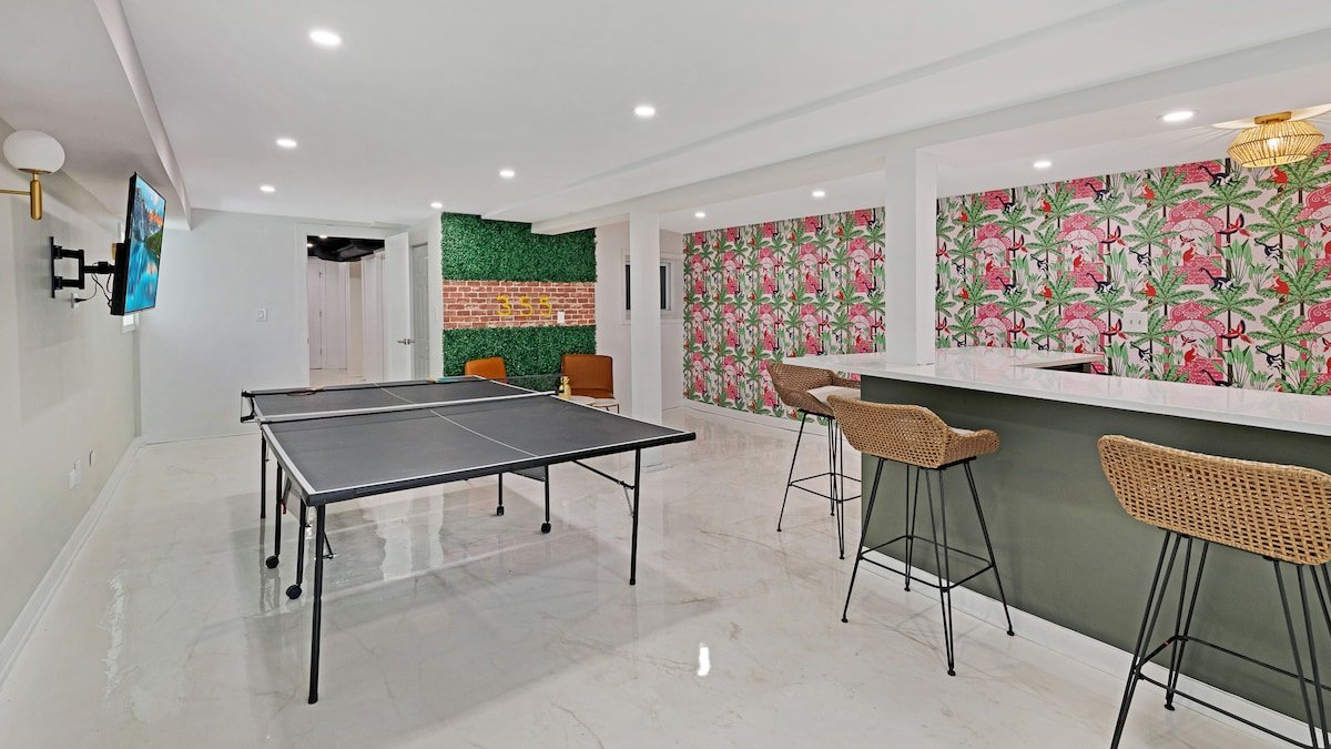 Fun Christmas Retreat, Walk to Wrigley Winterland! gallery image 2