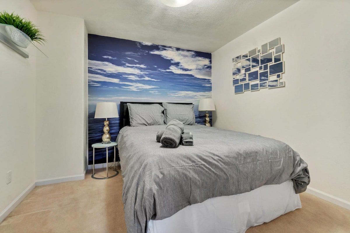 Downtown Denver Luxury 2BR w/ Gym Sauna & Parking gallery image 5