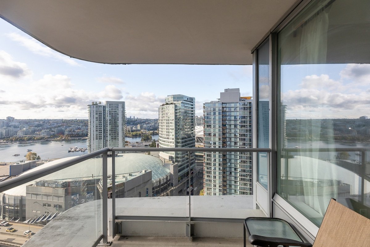 Insane View/Stadium/Pool/HotTub/Stand Desk/Sleep 7 gallery image 5