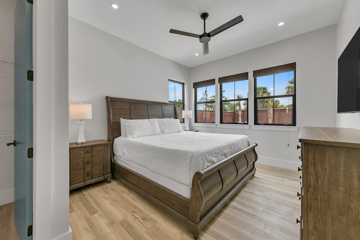 Sleeps 30! Pool, Spa, Game Room, LSV, GULF VIEWS! gallery image 4