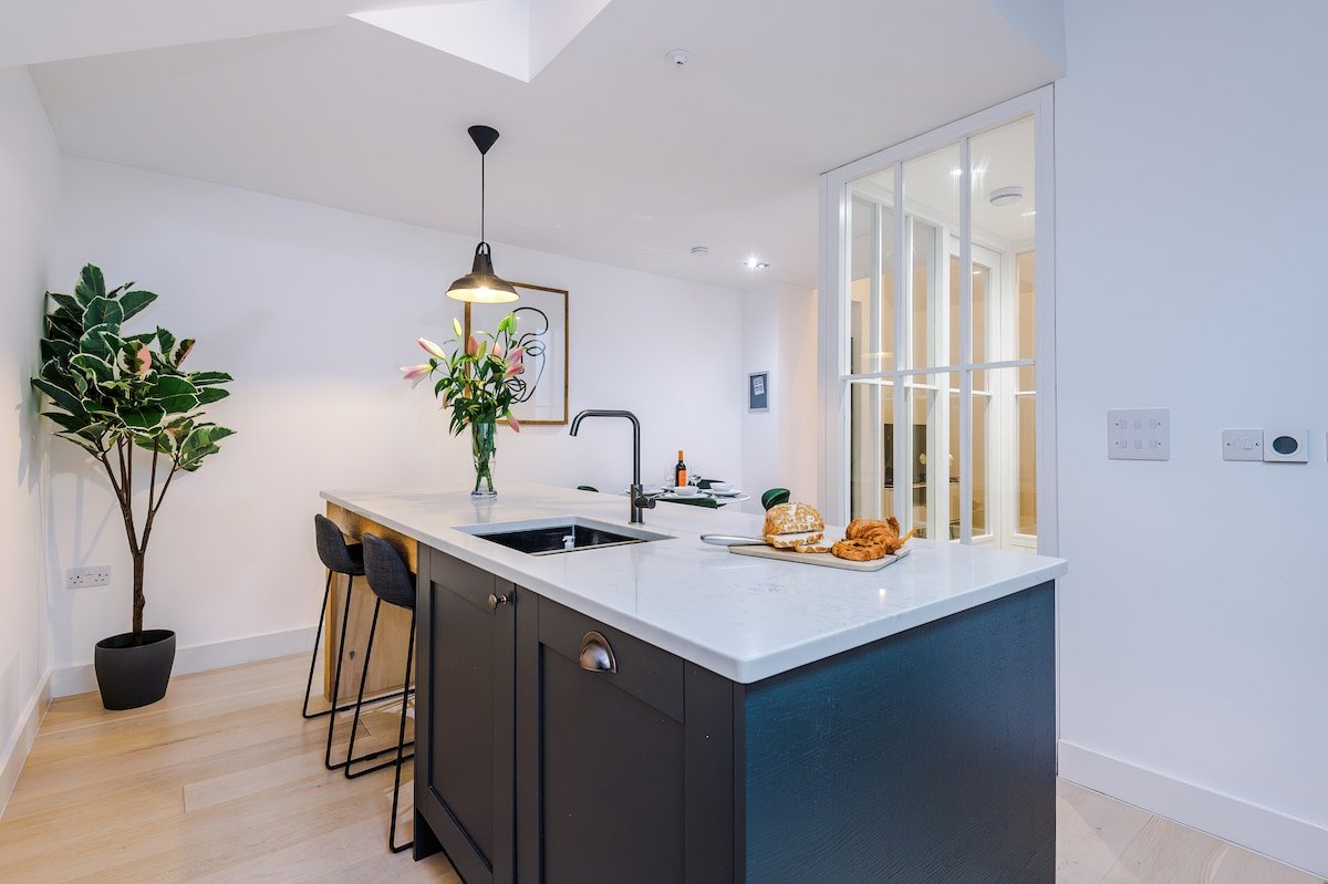 Deluxe Townhouse Close to Designer Shops and Bars gallery image 2