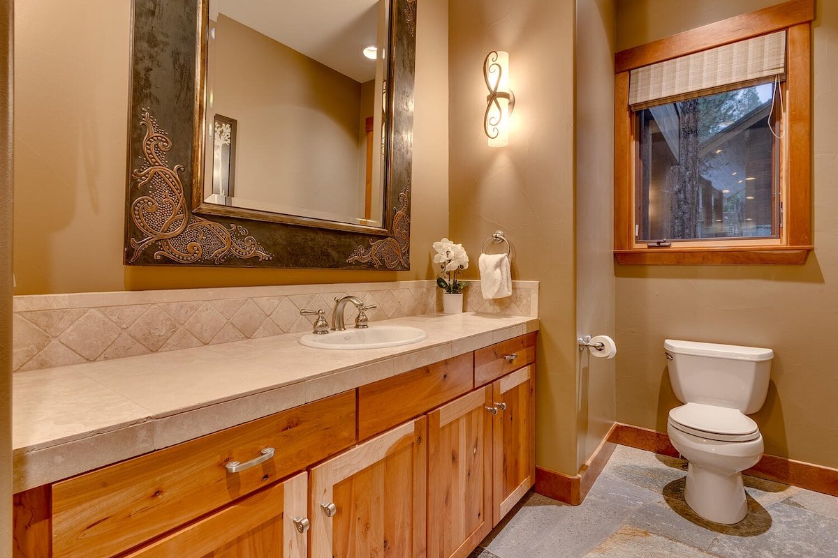 Stunning Yard, Luxury Home, Hot Tub (Mill Creek) gallery image 2