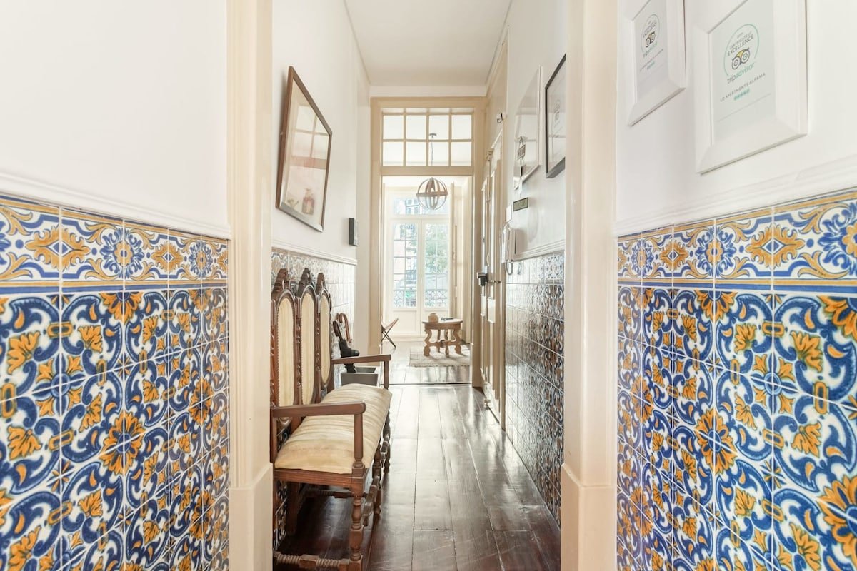 Artistic Alfama 4BR | Cathedral Views, Tram 28 gallery image 5