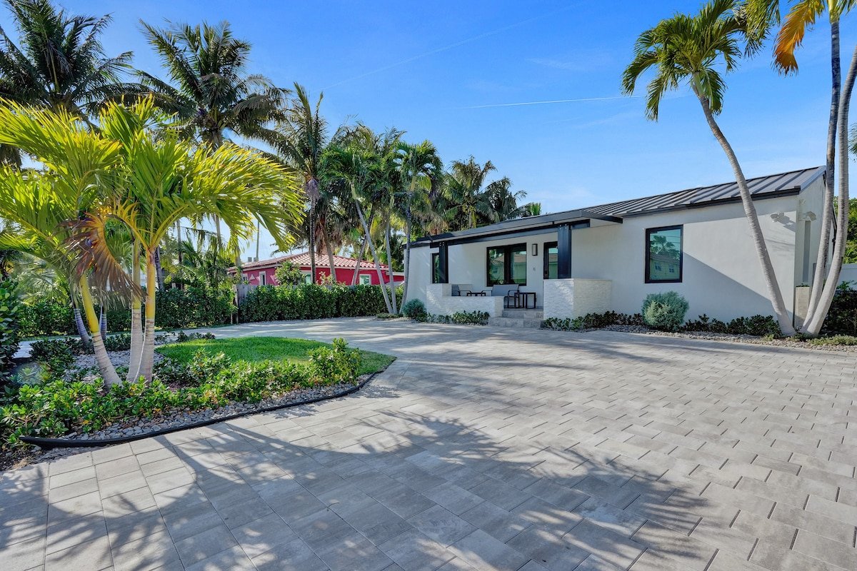Steps from the beach! Deerfield Beach Bungalow gallery image 5