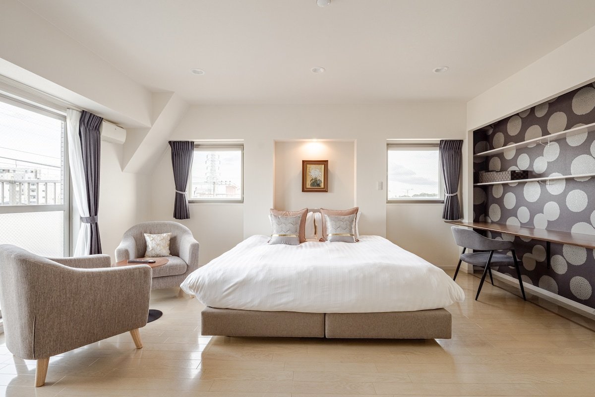 Stunning! Luxurious & Spacious Penthouse gallery image 4