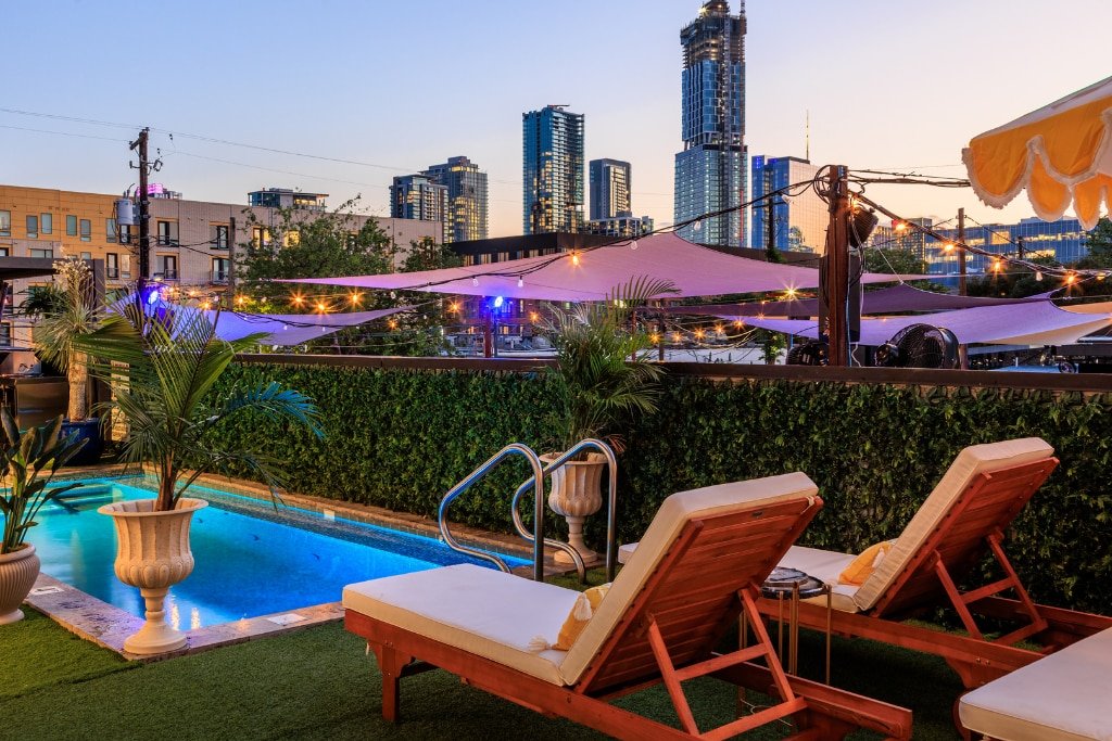 Inn Cahoots | 8BR Luxury Penthouse gallery image 3