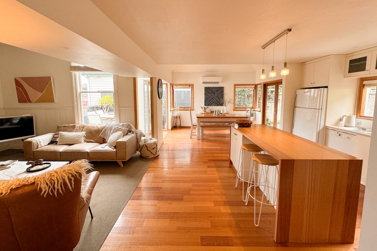 Best location in Hobart! Luxury 4 bedroom w/views